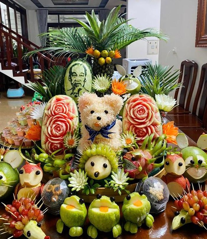 Mâm cỗ trung thu bày biện đủ các loại hoa quả được sáng tạo thành các con vật ngộ nghĩnh, đáng yêu. Ảnh Thu Huyền