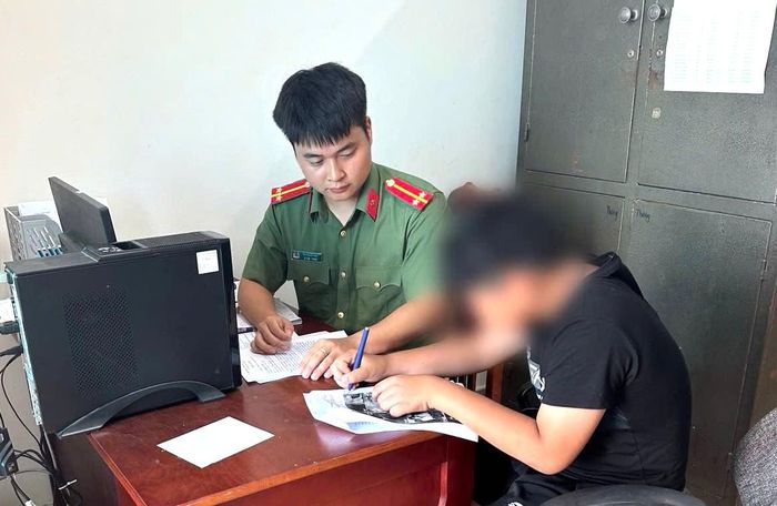 Em N.Đ.P tại cơ quan Công an xã A Sào (ảnh: Cơ quan Công an).