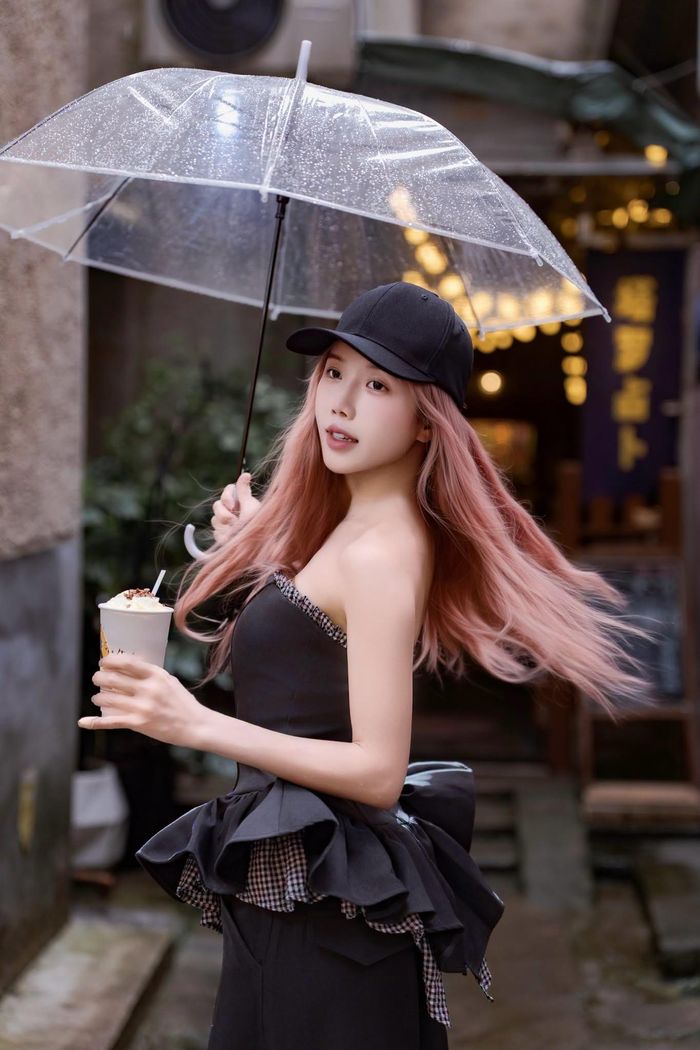 Sau nhiều năm làm ca sĩ, Trang Pháp được đánh giá luôn duy trì sức hút nhờ nhan sắc ngày càng tươi trẻ và phong cách biểu diễn gợi cảm.