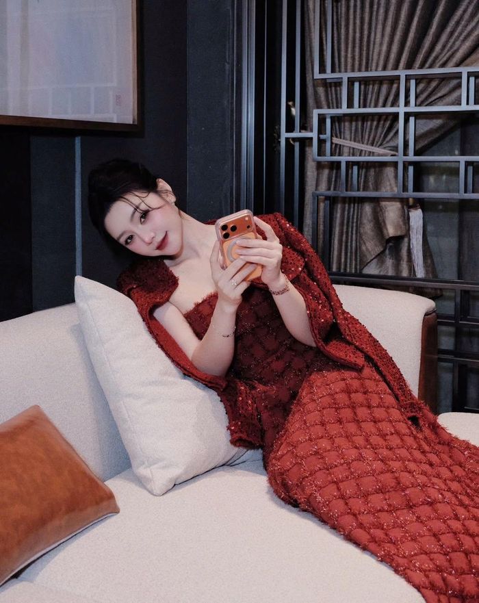 Quỳnh Kool gây chú ý với trang phục nữ tính, sang trọng, có những điểm nhấn khoe làn da trắng mịn và gợi cảm.