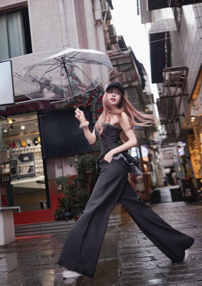 Trang Pháp khiến người hâm mộ bất ngờ với phong cách thời trang dạo phố trẻ trung, quyến rũ.