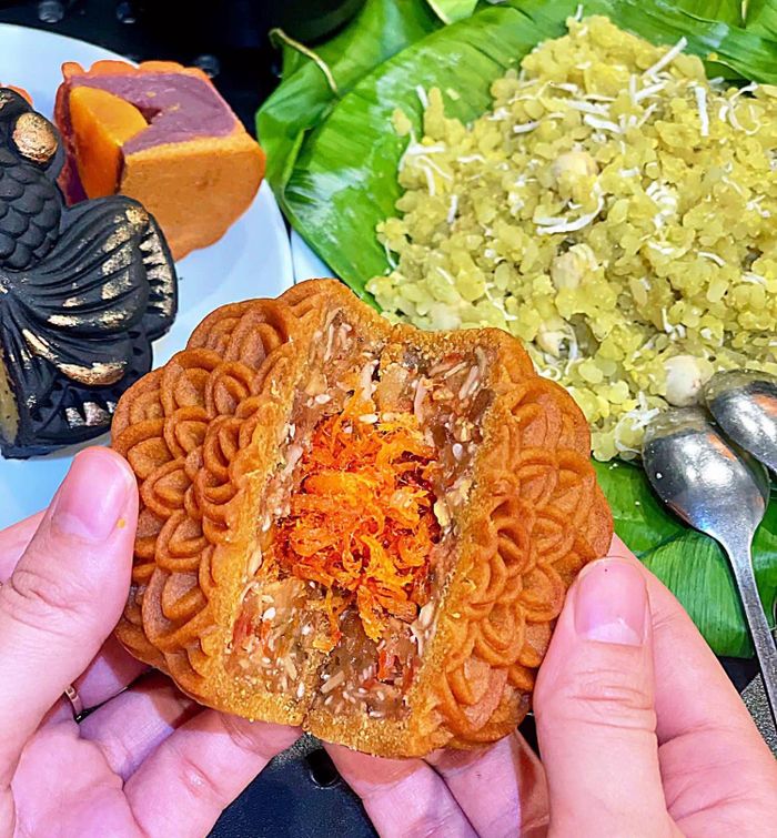 Người bệnh đái tháo đường chỉ nên thưởng thức một phần nhỏ bánh trung thu. Ảnh: TMH