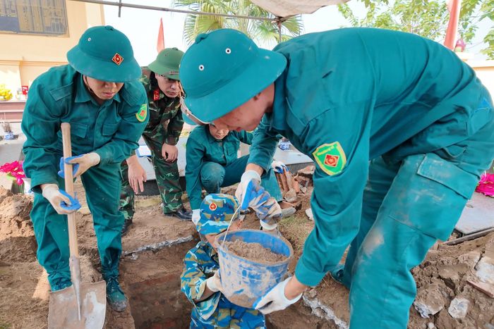 Dân quân tự vệ cùng bộ đội làm nhiệm vụ. Ảnh: Tuấn Anh