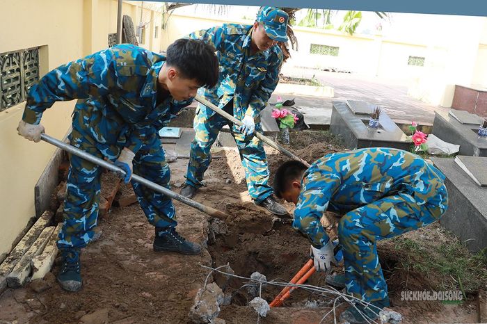 Cán bộ, chiến sĩ Trung đoàn 260 mở phần mộ phục vụ công tác xác định danh tính liệt sĩ. Ảnh: Tuấn Anh