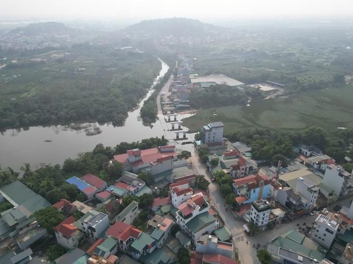 Theo báo cáo của Ban Quản lý dự án đầu tư xây dựng công trình giao thông Hà Nội, hiện nhà thầu thi công không còn mặt bằng để triển khai thi công các hạng mục còn lại của dự án. Phía xã An Khánh, khối lượng còn lại chưa có mặt bằng thi công: Thân trụ T6, kết cấu phần dưới, kết cấu phần trên trụ T7, T8, mố M1, đường đầu cầu, đường gom...Phía xã Hưng Đạo, khối lượng còn lại chưa có mặt bằng thi công: bệ, thân mố M0, ép cọc 30x30 tường chắn mố M0, đường đầu cầu, đường gom...
