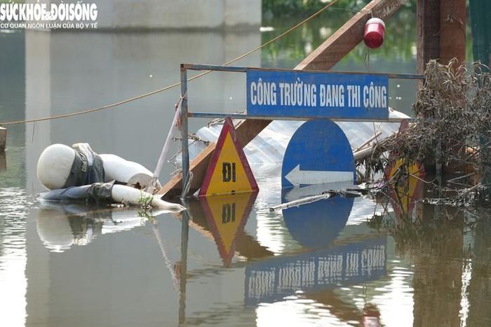 Theo người dân địa phương, đây là lần thứ 2 trong năm 2026 cầu tạm 72 bị ngập. Đợt đầu xảy ra vào hồi tháng 8, tuy nhiên mực nước không dâng cao như đợt này.