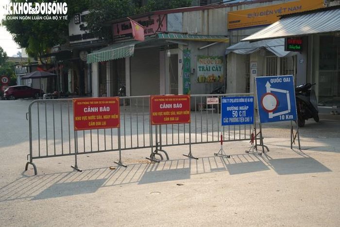 Ở hai đầu cầu phía xã Hưng Đạo và An Khánh, rào chắn được dựng lên, lực lượng chức năng túc trực 24/24.