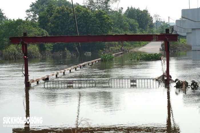 Ghi nhận chiều 22/9, dù nước đã rút so với trước đó nhưng Cầu tạm 72 vẫn ngập sâu, mực nước tới gần lan can cầu.