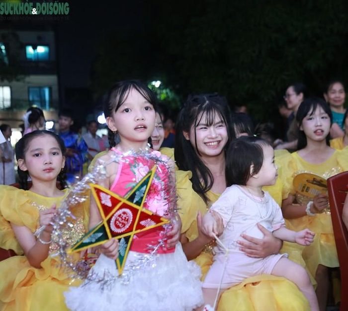 Các em nhỏ hào hứng tham gia các hoạt động, thưởng thức múa lân và vui chơi trong đêm Trung thu “Vầng trăng yêu thương”. ẢNH: V. Đồng.