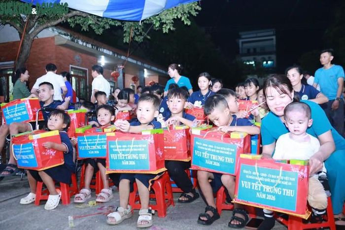 Các đại biểu trao quà Trung thu, ân cần thăm hỏi, động viên trẻ em có hoàn cảnh đặc biệt, mang đến cho các em niềm vui và sự ấm áp trong đêm hội. ẢNH: V. Đồng