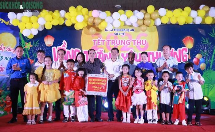 Ông Thái Văn Thành, Phó Chủ tịch UBND tỉnh Nghệ An, cùng các đại biểu trao quà, chung vui với các em nhỏ trong đêm trung thu “Vầng trăng yêu thương”. ẢNH: V. Đồng.