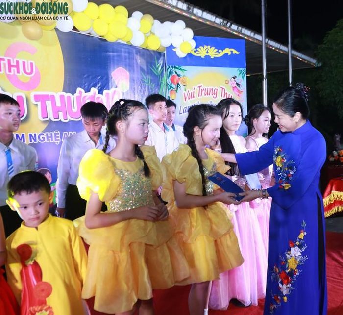 Bà Lê Thị Hoài Chung, Giám đốc Sở Y tế Nghệ An trao quà, động viên các em nhỏ trong đêm trung thu “Vầng trăng yêu thương”. ẢNH: V. Đồng