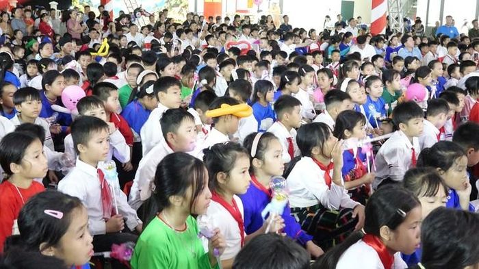 Hàng trăm học sinh, cán bộ, chiến sĩ cùng người dân địa phương từ khắp các bản làng đổ về sân trường. Ảnh: Ngọc Hưng.