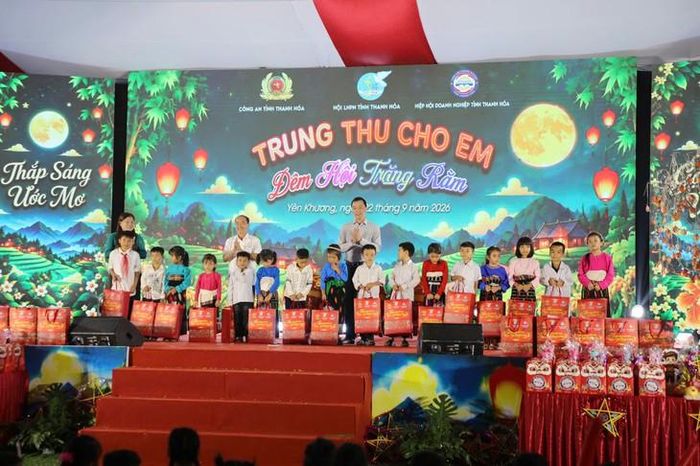 Ông Tô Anh Dũng, Chủ tịch UBND tỉnh Thanh Hoá trao quà cho các em học sinh. Ảnh: Ngọc Hưng.