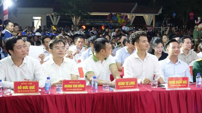 Chương trình có sự tham gia của lãnh đạo các sở, ngành, nghệ sĩ và người dân trên địa bàn xã Yên Khương. Ảnh: Ngọc Hưng.