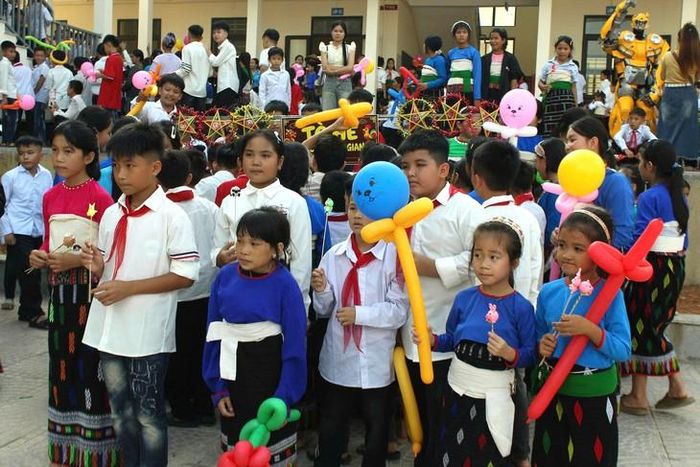 Đông đảo học sinh có mặt từ sớm để tham dự chương trình: Ảnh: Ngọc Hưng.