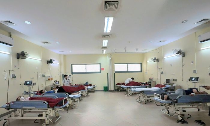 Trước số lượng người bệnh tăng nhanh trong thời gian ngắn, Bệnh viện Trung ương Huế cơ sở 2 huy động nhân lực, bố trí khu vực tiếp nhận và tổ chức phân loại ngay tại Khoa Cấp cứu. Ảnh: T.X.