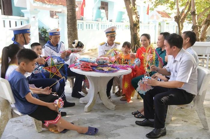 Những món quà Trung thu ý nghĩa dành tặng các cháu nhỏ ở Trường Sa. Ảnh: Thành Vũ.