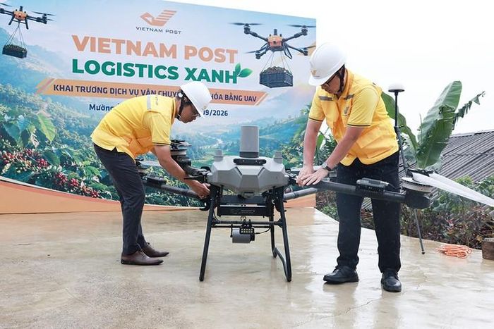 Nhân viên điều khiển UAV đang kiểm tra thiết bị để chuẩn bị vận hành. Ảnh: Vietnam Post