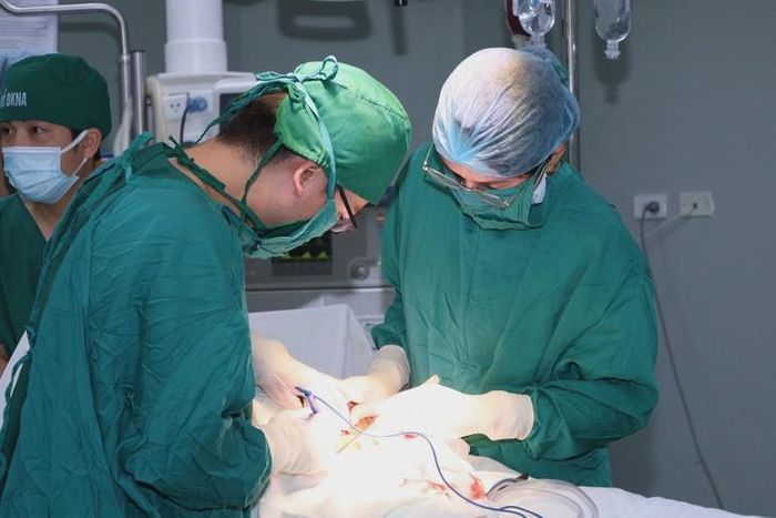 Các bác sĩ phẫu thuật cấp cứu cắt tử cung bán phần để kiểm soát tổn thương, cầm máu và cứu sống sản phụ. Ảnh: BVCC.