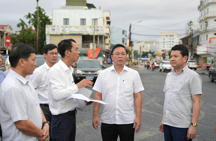 Lãnh đạo UBND TP Huế kiểm tra dự án đường Bà Triệu. Ảnh: Ngọc Hiếu.