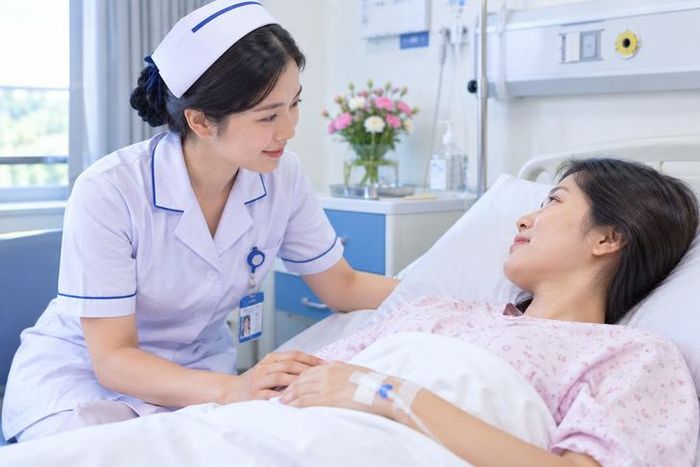 Hiện chưa có một xét nghiệm máu đơn lẻ được chấp nhận rộng rãi để xác định chắc chắn một người mắc lạc nội mạc tử cung hay không. Ảnh AI