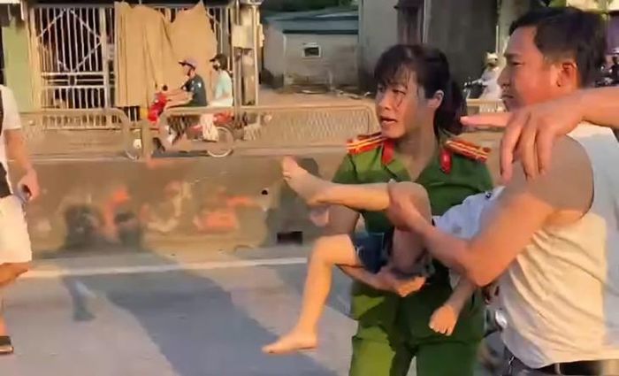 Trung tá Nguyễn Thị Thu Thảo cùng cán bộ, chiến sĩ trong tổ công tác đưa cháu bé bị tai nạn đi cấp cứu. Ảnh: CATH.