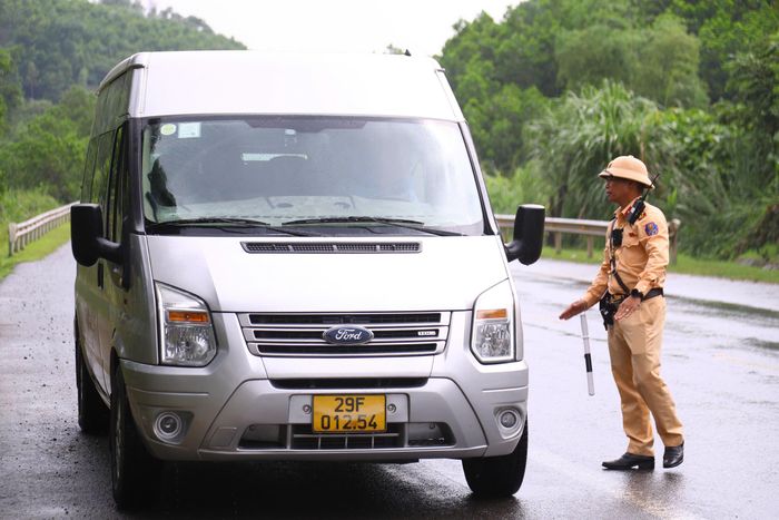 Vi phạm tốc độ làm tăng nguy cơ mất kiểm soát phương tiện, kéo dài quãng đường phanh và khiến hậu quả tai nạn nghiêm trọng hơn. (Ảnh Thành Long)