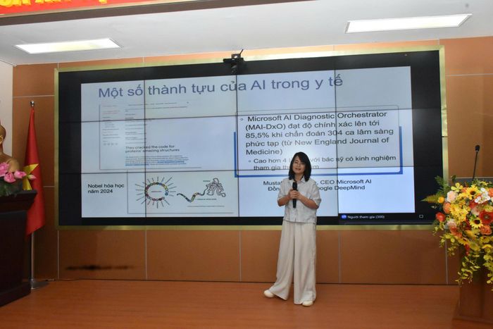 Chuyên gia trình bày các bài giảng tại khoá tập huấn.  Ảnh: Duy Cường