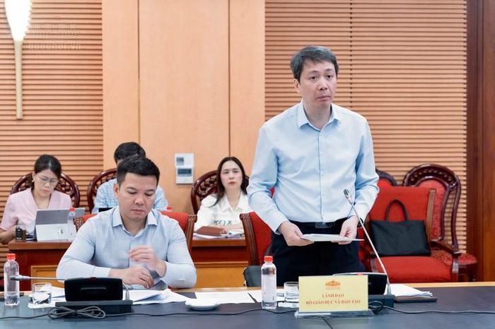 Thứ trưởng Bộ GD&ĐT Phạm Quang Hưng cung cấp thông tin, giải trình tại Phiên họp. Ảnh: Media Quốc hội