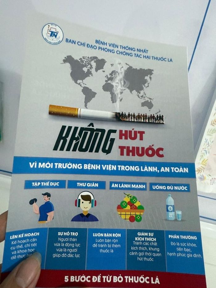 Truyền thông về phòng chống tác hại của thuốc lá tại Bệnh viện Thống Nhất. Ảnh: Thái Bình