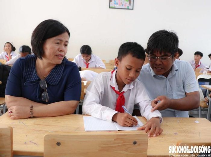 Cô Bùi Thị Thùy Trang, Hiệu trưởng Trường THCS Thuận Bắc, cùng giáo viên trường nỗ lực vận động học sinh ra lớp. Ảnh: Duy Ngọc.