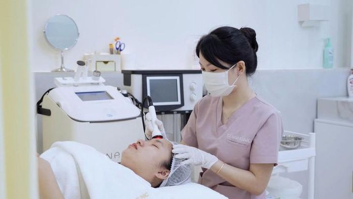 Liệu trình chăm sóc da được thực hiện tại Claria. Ảnh DN.