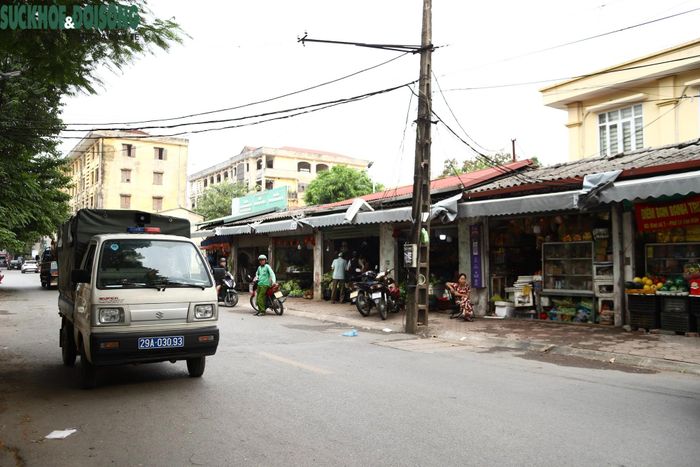Sau đợt kiểm tra, xử lý các vi phạm trật tự đô thị, Công an phường Đông Ngạc cho biết sẽ tiếp tục duy trì tuần tra, kiểm soát trên phố Lê Văn Hiến, đặc biệt vào chiều tối. (Ảnh Thành Long)