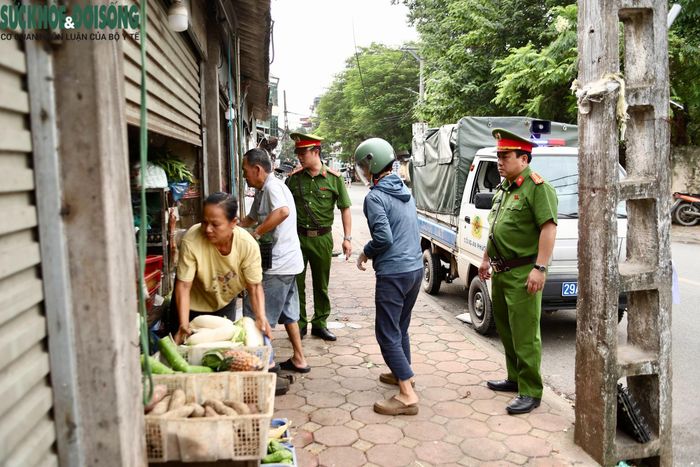 Tại phố Lê Văn Hiến (phường Đông Ngạc), nhiều trường hợp bán hàng rong, kinh doanh nhỏ lẻ và dừng đỗ sai quy định đã được lực lượng chức năng kiểm tra, xử lý. (Ảnh Thành Long)