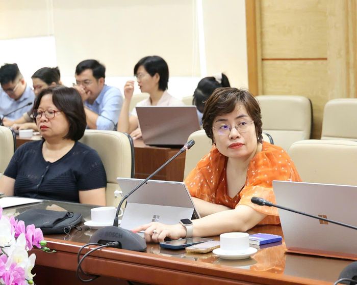 Thành viên tổ soạn thảo báo cáo làm rõ thêm nội dung đại biểu quan tâm.  Ảnh: Trần Minh