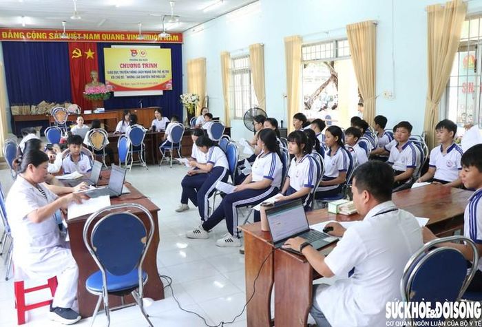 Quang cảnh một buổi kiểm tra sức khỏe đầu năm học mới cho học sinh tại phường Ba Ngòi. Ảnh: Duy Ngọc.