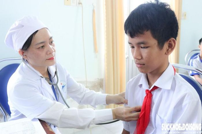 Bác sĩ Nguyễn Thị Chiên, Giám đốc Trạm Y tế phường Ba Ngòi, kiểm tra tim mạch cho học sinh. Ảnh: Duy Ngọc.