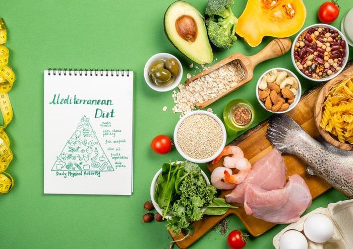 Lựa chọn thực phẩm đa dạng, ưu tiên thực phẩm tươi và đọc nhãn dinh dưỡng giúp kiểm soát lượng muối, đường và chất béo trong khẩu phần.