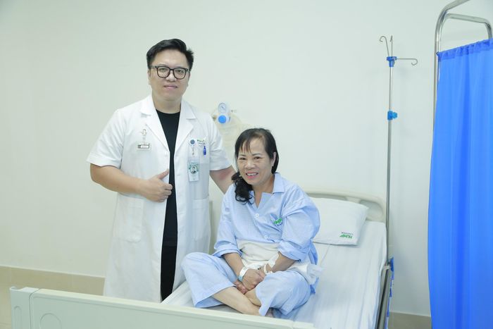 TS.BS Lê Hoàng Kiên và bệnh nhân Hạnh. Ảnh: BVCC