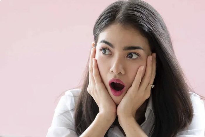 Cách thực hiện bài tập nâng cơ má. Ảnh VWH