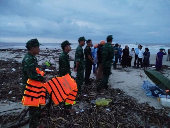 Đến khoảng 17h30 cùng ngày, lực lượng chức năng tìm thấy thi thể em V. Ảnh: BĐBP.