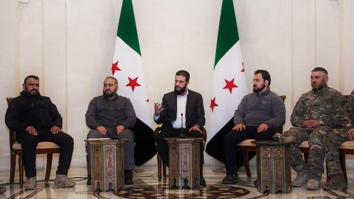 Tổng thống Ahmed al-Sharaa (ngồi giữa) gặp mặt các chỉ huy quân sự Syria. Ảnh: SANA