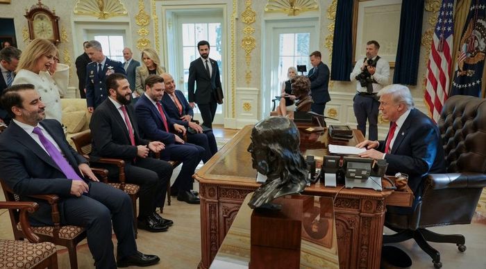 Tổng thống Syria Ahmed al-Sharaa (thứ hai, từ trái sang, hàng ngồi) hội kiến Tổng thống Mỹ Donald Trump, tháng 11/2025. Ảnh: SANA