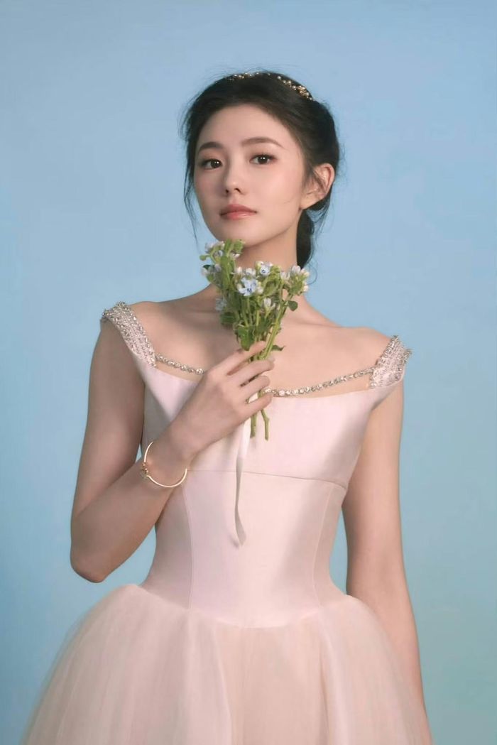 "Mưu lang nữ" Lưu Hạo Tồn được khán giả đề xuất hóa thân thành Mạnh Thính nhờ kỹ năng diễn xuất được đánh giá cao và xuất thân từ Học viện Múa Bắc Kinh (Mạnh Thính đam mê múa).