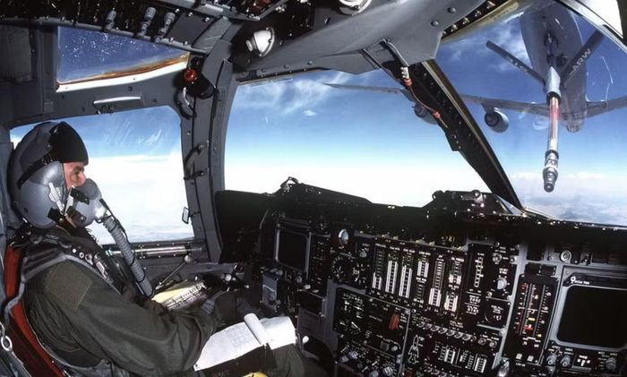 Nhưng yếu tố khiến B-1B đặc biệt nổi bật là tải trọng. Máy bay có thể mang tối đa khoảng 34 tấn vũ khí trong 3 khoang vũ khí bên trong.