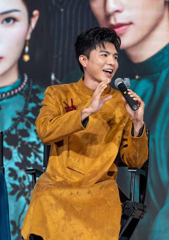 Steven Nguyễn diện áo dài ở sự kiện công bố phim "Chị chị Em em 3"