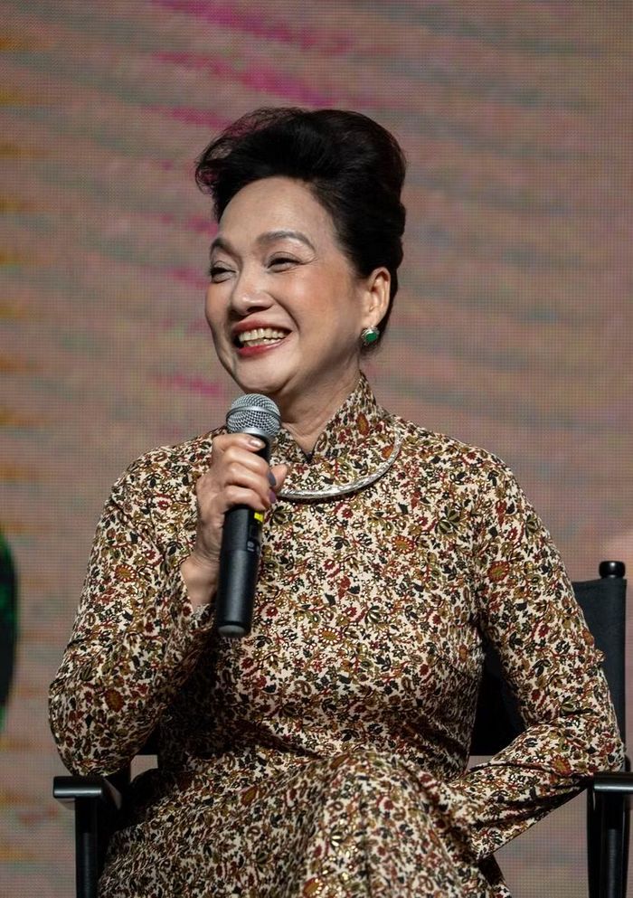 NSND Lê Khanh trong vai mẹ Thị Mầu. Nghệ sĩ cũng là người hướng dẫn, hỗ trợ dàn diễn viên trong quá trình quay