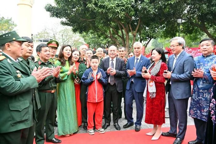 Trung tướng Nguyễn Thanh Tùng, Giám đốc Công an TP Hà Nội chung vui cùng người dân phường Nghĩa Đô tại chương trình Tết sum vầy