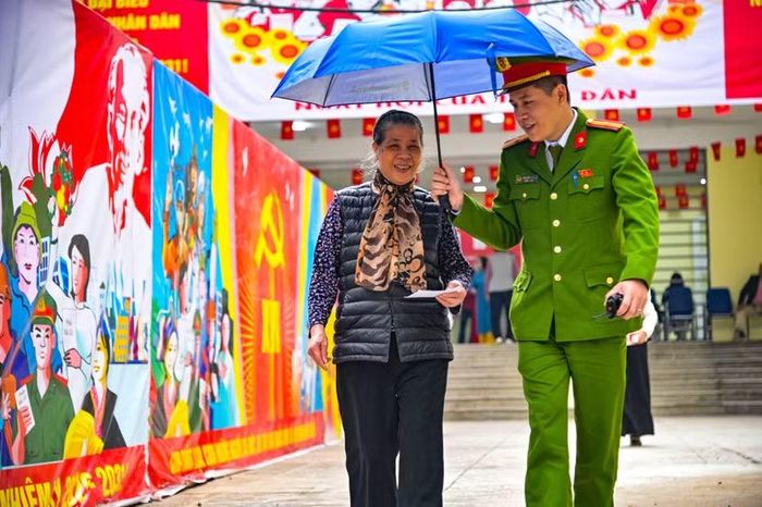 Công an Hà Nội chu đáo phục vụ nhân dân trong ngày bầu cử
